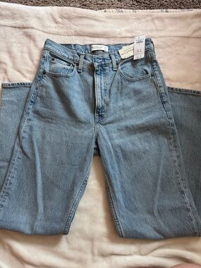 NWT size 28 90’s straight Abercrombie & Fitch Light Blue Straight Leg Jeans